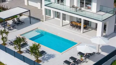 Bazen u objektu Villa Carmen with 5 en-suite bedrooms, 48 sqm pool, 8km from sea ili u blizini