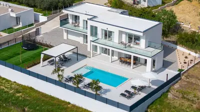Bazen u objektu Villa Carmen with 5 en-suite bedrooms, 48 sqm pool, 8km from sea ili u blizini