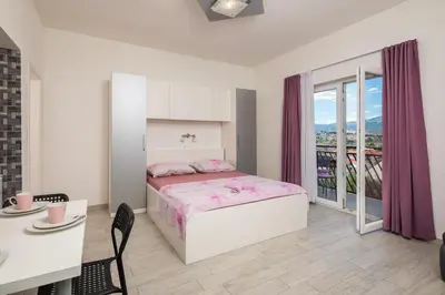 Krevet ili kreveti u jedinici u objektu Melody Suites - 2 Apartments Rented Together as 1 Unit - Private Heated Pool