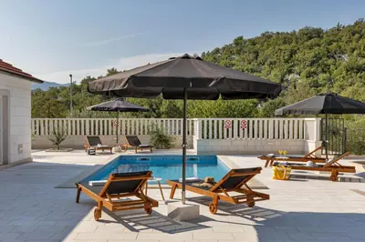 Pogled na planine ili pogled na planine iz vila