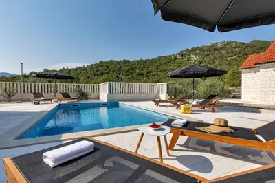 Pogled na planine ili pogled na planine iz vila