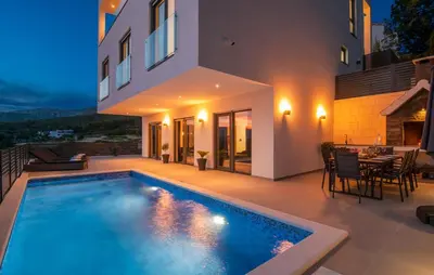 Bazen u objektu Villa With Beautiful View, Modern Furnishing & Pool ili u blizini