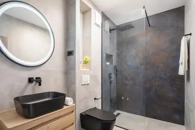 Kupaonica u objektu Luxury Villa Cosmopolitan with Pool
