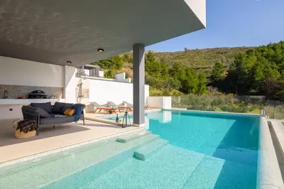 Bazen u objektu Luxury Villa Cosmopolitan with Pool ili u blizini