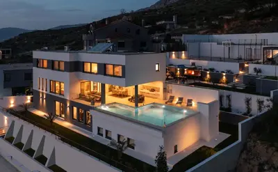 Bazen u objektu Luxury Villa Cosmopolitan with Pool ili u blizini