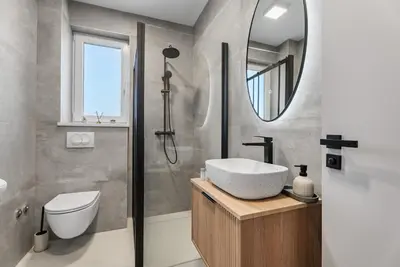 Kupaonica u objektu Seaview Villa ELZA with heated pool, summer kitchen, gym, seaviews