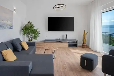TV i/ili zabavni centar u objektu Seaview Villa ELZA with heated pool, summer kitchen, gym, seaviews
