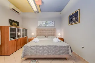 Krevet ili kreveti u jedinici u objektu Blue Dolphin Apartment - Private indoor Pool, Jacuzzi, Garden