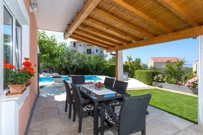 Bazen u objektu Relaxing and cozy apartments with pool Sara&Nino ili u blizini