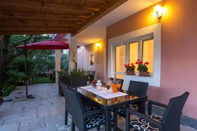Vrt u objektu Relaxing and cozy apartments with pool Sara&Nino