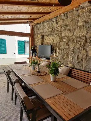 TV i/ili zabavni centar u objektu Relaxing and cozy apartments with pool Sara&Nino
