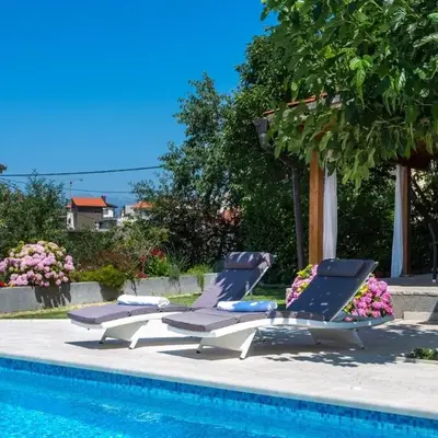 Relaxing and cozy apartments with pool Sara&Nino