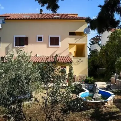 Apartments with swimming pool Stari Grad