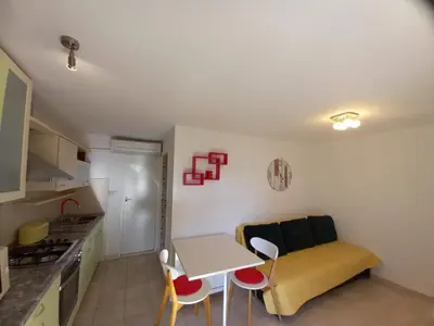 Kuhinja ili čajna kuhinja u objektu Marina Crveni Apartman