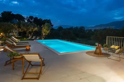 Bazen u objektu Villa Mamma Mia, a 6-bedroom property with 40sqm pool ili u blizini