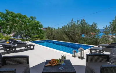 Bazen u objektu Villa Verde with 4 en-suite bedrooms, private pool, 200m from sandy beach ili u blizini