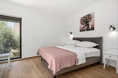 Krevet ili kreveti u jedinici u objektu Villa Verde with 4 en-suite bedrooms, private pool, 200m from sandy beach