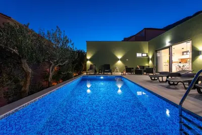 Bazen u objektu Villa Verde with 4 en-suite bedrooms, private pool, 200m from sandy beach ili u blizini