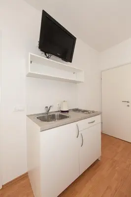 Kuhinja ili čajna kuhinja u objektu Apartmani Brela 2