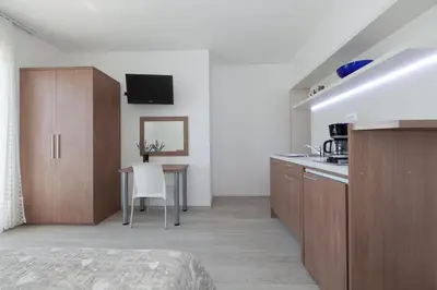 Kuhinja ili čajna kuhinja u objektu Apartmani Brela 2