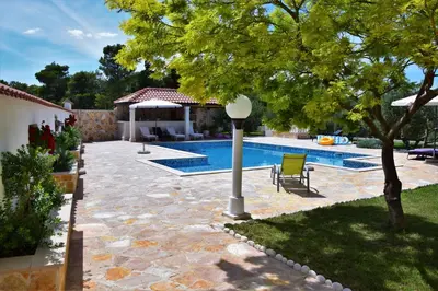 Bazen u objektu Villa Barbara Apartments ili u blizini