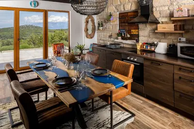 Pogled na planine ili pogled na planine iz vila