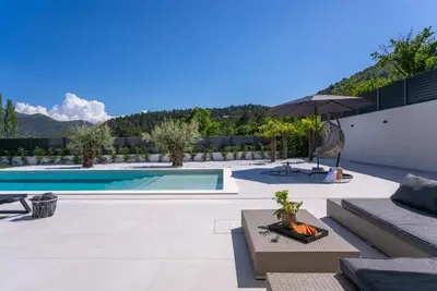 Bazen u objektu Villa Adventure with 3 en-suite bedrooms, a Media room, private pool, 7km from Omiš ili u blizini
