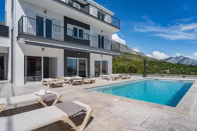 Bazen u objektu Luxurious 7-Bedroom Villa MI with Private Pool, 500m from the Beach ili u blizini