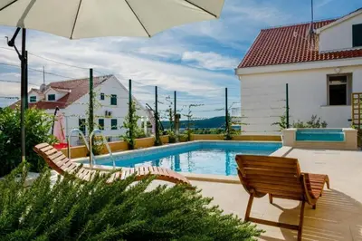 Bazen u objektu Family-friendly apartments with swimming pool Milna, Brac - 22122 ili u blizini