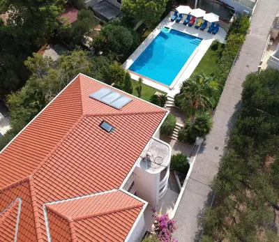 Bazen u objektu Family-friendly apartments with swimming pool Splitska, Brac - 23224 ili u blizini