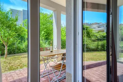 Vrt u objektu Cozy New Apartments with Private Pool Podstrana