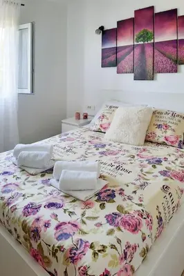 Krevet ili kreveti u jedinici u objektu Walk to the Beach from a Cool and Modern Apartment