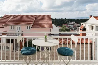 Balkon ili terasa u objektu Walk to the Beach from a Cool and Modern Apartment