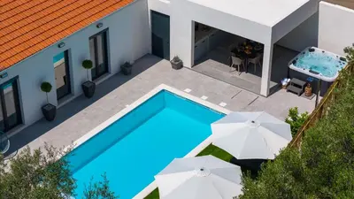 Bazen u objektu Apartment Gironi with Pool, Jacuzzi ili u blizini