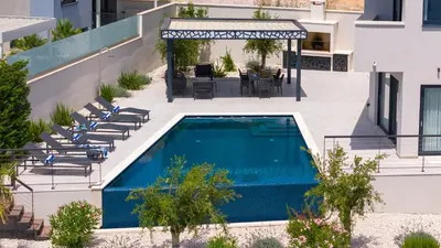 Bazen u objektu Villa Apolina 4 en-suite bedrooms, sea views ili u blizini