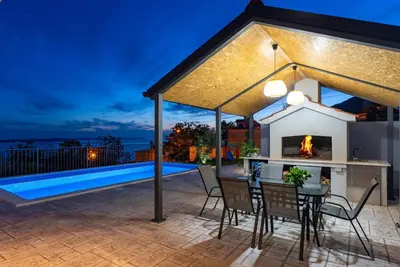 Bazen u objektu Seaview Villa Roko ili u blizini