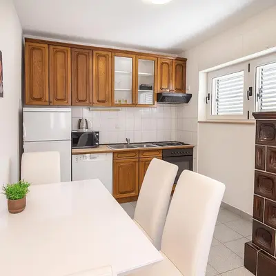 Kuhinja ili čajna kuhinja u objektu Apartment SoleMare - 150m Beach