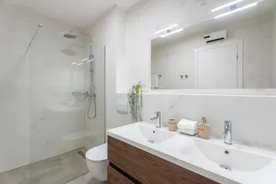 Kupaonica u objektu Villa River Hills with Heated pool with hydromassage, Gym