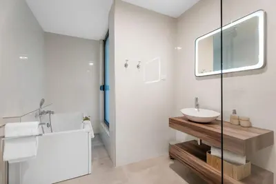 Kupaonica u objektu Villa River Hills with Heated pool with hydromassage, Gym