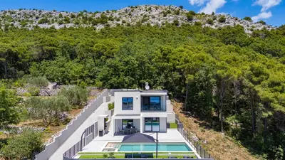Pogled na planine ili pogled na planine iz vikendica