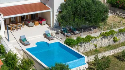 Bazen u objektu Villa Favola Omis 360 PHOTOS-VIRTUAL TOUR ON DEMAND ili u blizini