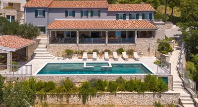 Bazen u objektu Seaview Villa Granda Lokva ili u blizini