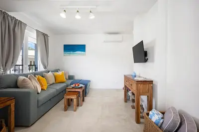 TV i/ili zabavni centar u objektu Stunning seaview retreat with terrace