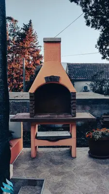 Oprema za roštilj dostupna gostima apartmana