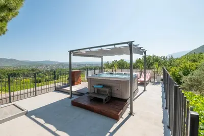 Pogled na planine ili pogled na planine iz vikendica