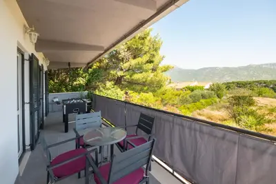 Pogled na planine ili pogled na planine iz vikendica