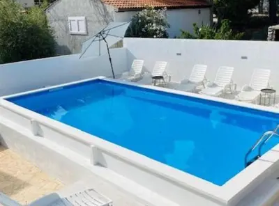 Bazen u objektu Villa Brazza ili u blizini