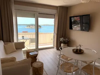 TV i/ili zabavni centar u objektu Up&Above ,New Luxury Apt, Steps from Beach and Old Town
