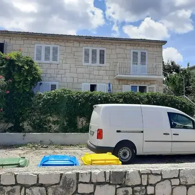 Apartments with parking space Supetar
