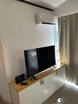 TV i/ili zabavni centar u objektu Apartment By the Sea